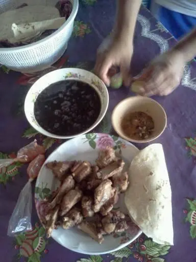 De esta manera se acompaña unas carnitas de cerdo frita.