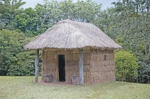 casa de zacada cercado con puro zacate