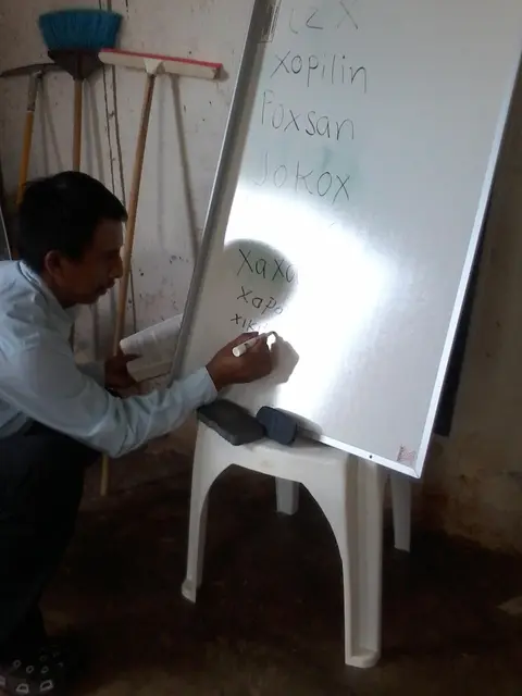 El pastor participando en la escritura del idioma nahualt