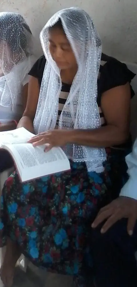 La hermano aprendiendo a leer la biblia en nahuatl