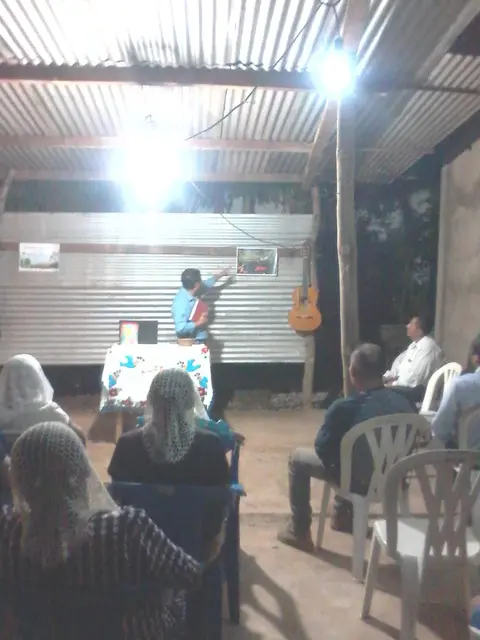 El hermano Hilario enseñando un cuadro con pasajes escritos en nahualt