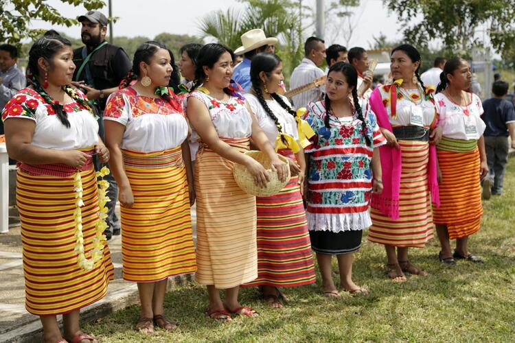 Asi se ven la mujeres náhuatl de Mecayapan Asi se ven la mujeres náhuatl de Mecayapan