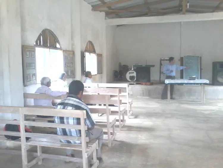 El hermano Hilario dando clase de como se pronuncia algunas palabras en nahuatl 