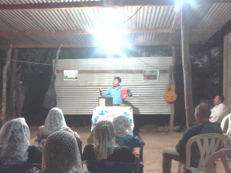 El hermano Hilario presentado la Biblia en Nahuatl en la Iglesia Aliento de vida