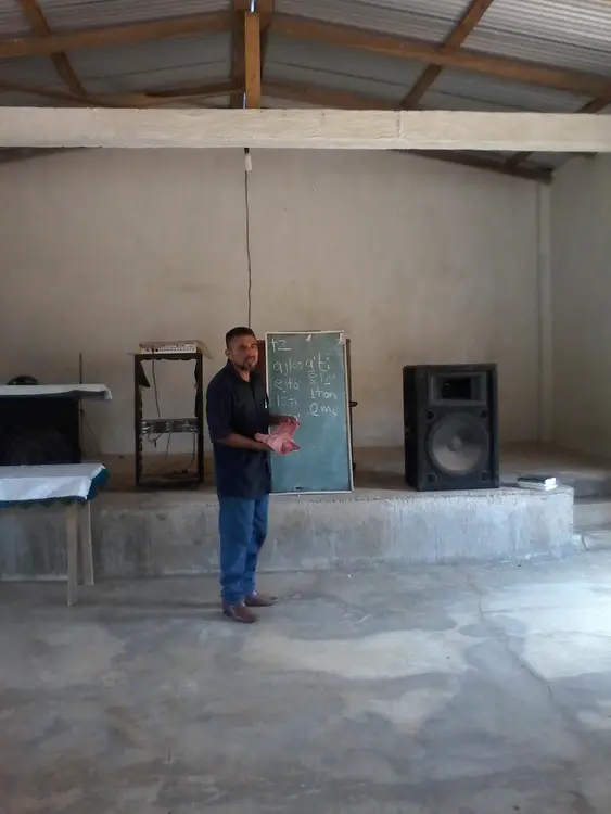 El hermano esteban dando otro repaso en la segunda visita que le hicimos a los Hermanos de los Arrecifes el día 5 de mayo 